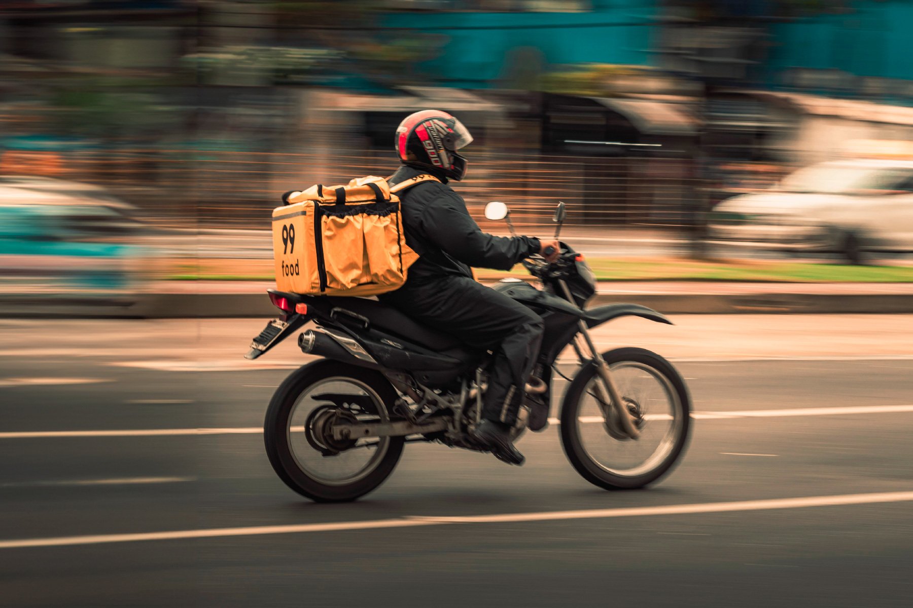 Repartidor en motocicleta de aplicación de entrega de comida.